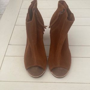 Tom’s suede open toe ankle booties in brown. Size 9